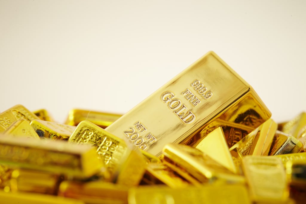 Gold prices decline on stronger dollar ahead of key economic data