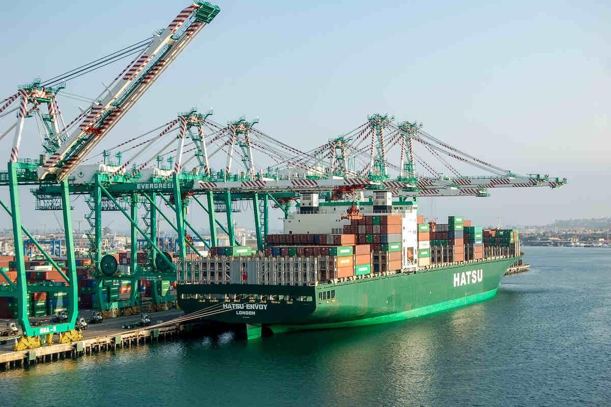 U.S. trade deficit rises 8.7 percent to $74.6 billion in April