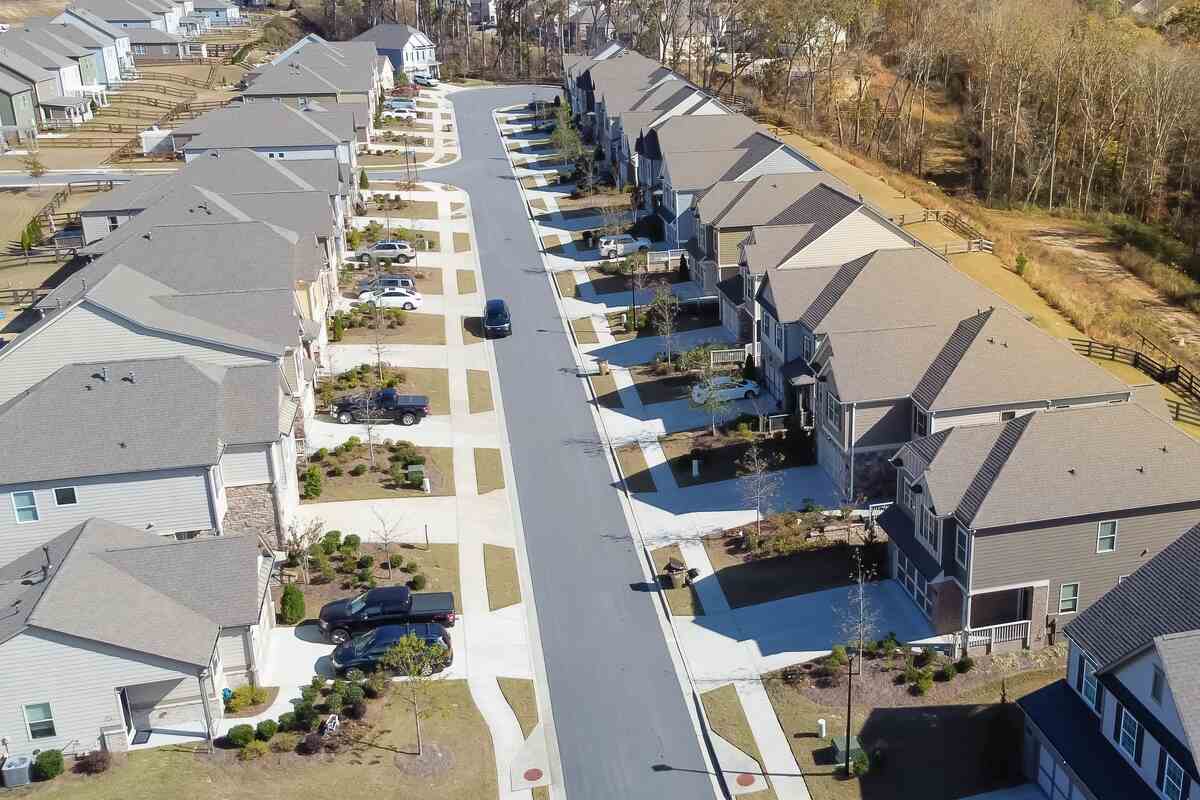 U.S. home sales dip as median price rises 4.1 percent to all-time high
