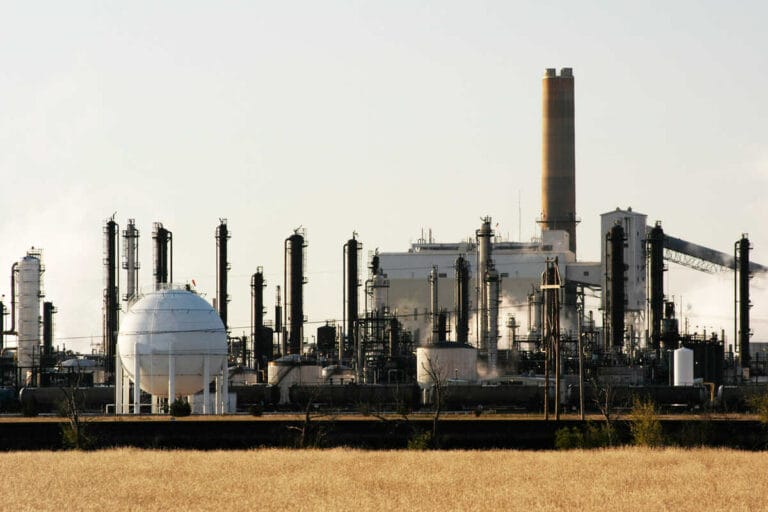 U.S. refiners' profits set to fall in Q1 of 2024, margins remain strong