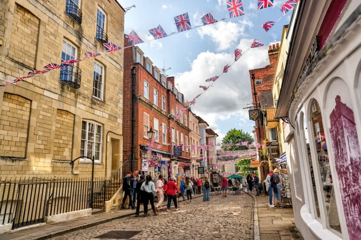 British housing market sees 0.2 percent price drop, 9.2 percent rent surge amid shifting rate outlook