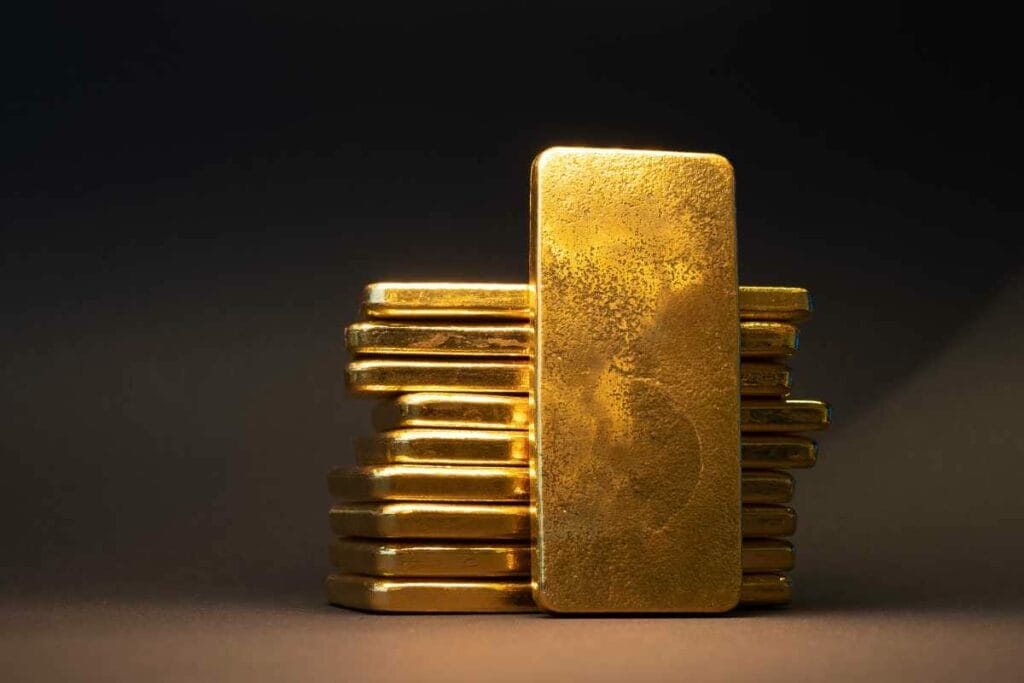 Gold prices decline on geopolitical uncertainty, rate cut speculations